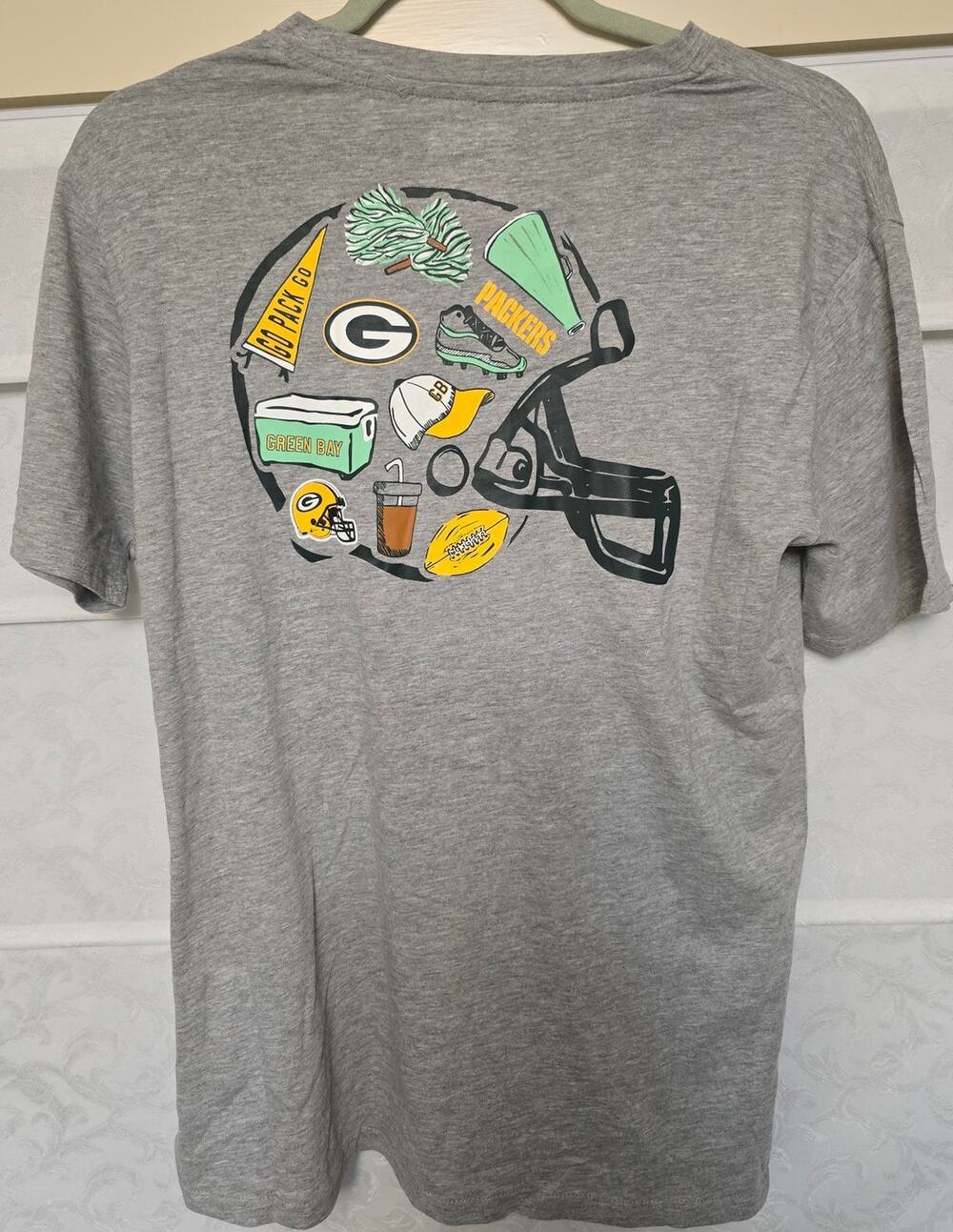 Green Bay Packers NFL Team Apparel Women's Small Gray Helmet Graphic Tee NWT NEW
